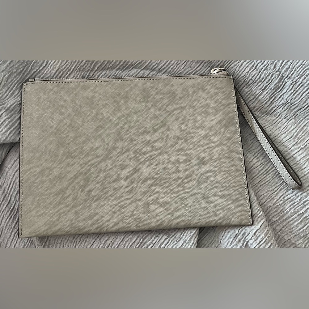 Michael Kors Giftables XL Zip Clutch Bag Saffiano Leather “Gray” Heart Studs - Picture 2 of 11